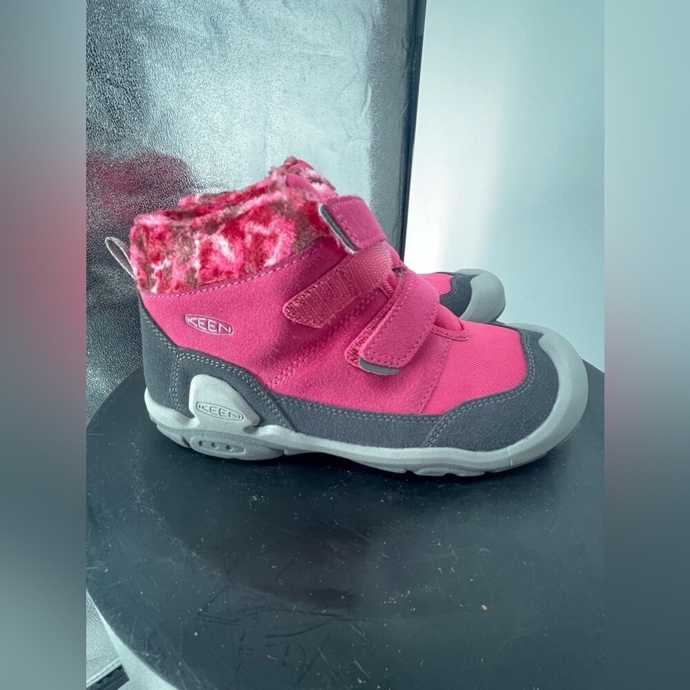 New Keen girls boots size 4 Kids pink and gray